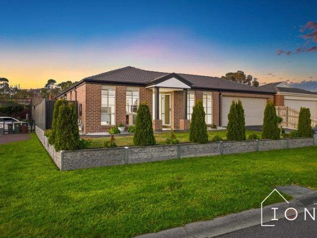 RENOVATED, SPACIOUS & SET ON 593M² WITH A HUGE BACKYARD