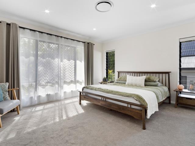 Renovated Sprawling Family Oasis in Mount Cotton Dress Circle