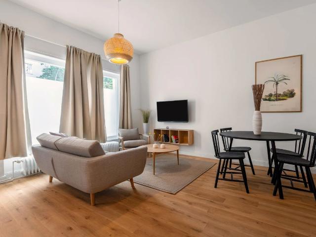 Renovated Studio on Ground Floor in Quiet Neighborhood, Berlin Amsterdam Apartments for Rent