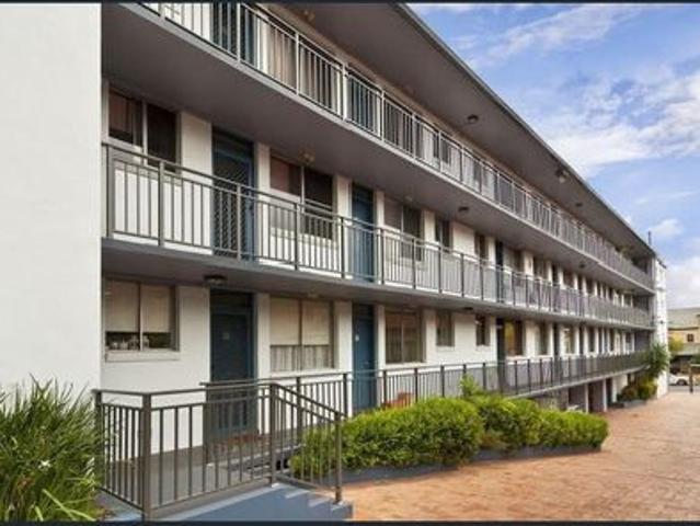 RENOVATED STUDIO APARTMENT IN NEWTOWN
