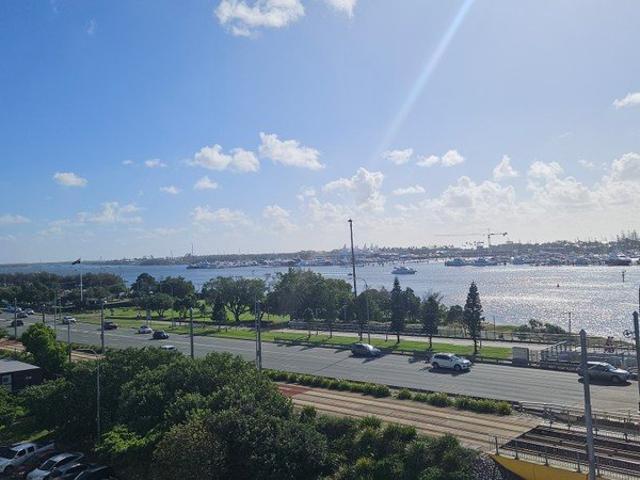 Renovated studio apartment on the Broadwater Southport!