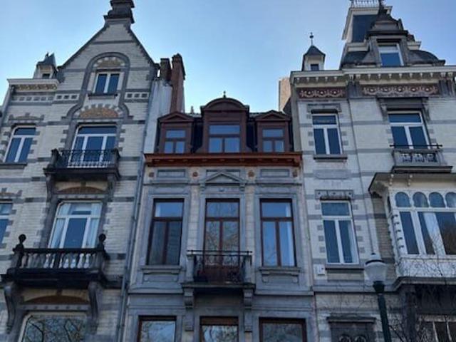Renovated studio with views over the gardens EEC/Maalbeek