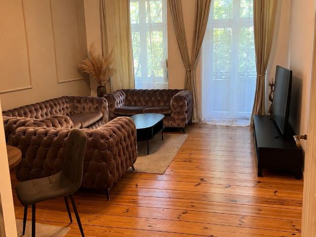 Renovated, stylishly furnished period apartment in Berlin Moabit – central & with excellent transport links