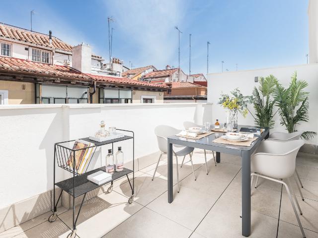 Renovated penthouse with terrace in Madrid´s city centre