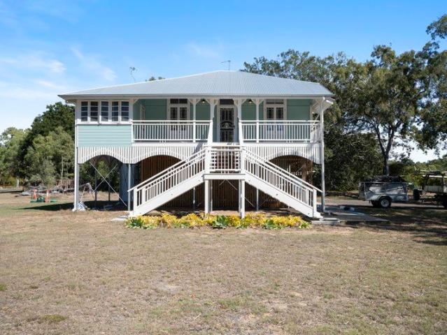 Renovated Queenslander with ocean views | 200m to the beach