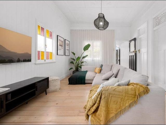 Renovated Queenslander Living in the Heart of Windsor!