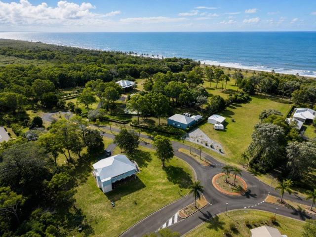 Renovated Queenslander with ocean views | 200m to the beach
