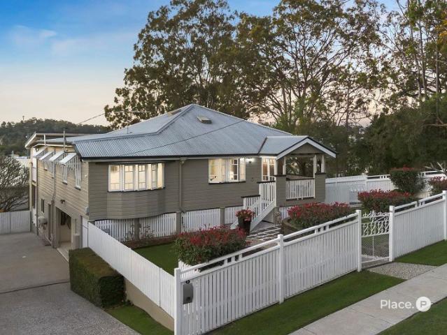 Renovated Queenslander with Outstanding Views on 810m2