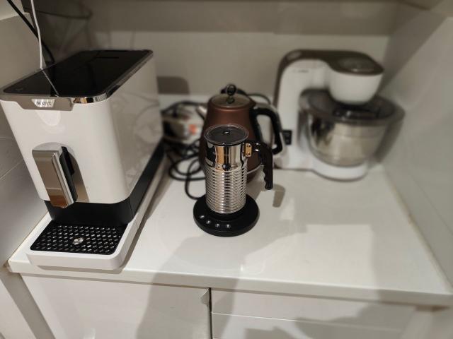 Renovated quiet flat, ideal for teleworking or colleagues, on the edge of the Parc de la Tête d'Or, Lyon Amsterdam Apartments for Rent