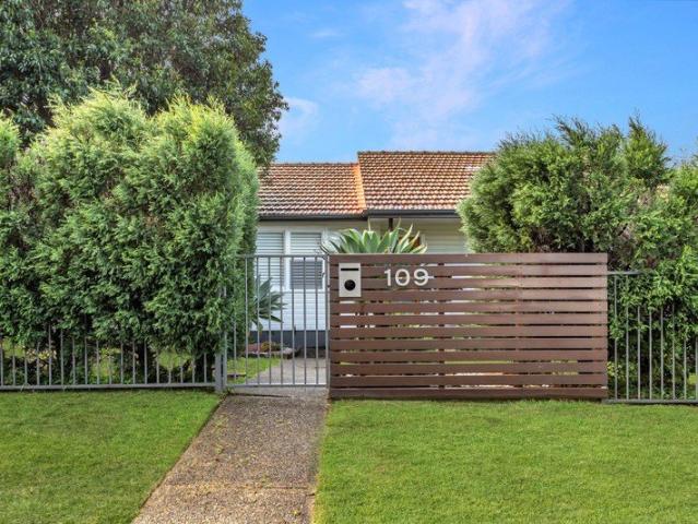 Renovated Retreat with Dual Access and Convenience in Spades