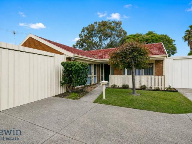 Renovated Retreat by the Duck Park Lifestyle, Privacy & Convenience Combined