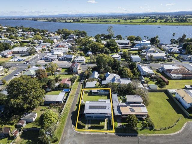 RENOVATED & READY FOR YOU VILLAGE LIVING AT ITS BEST