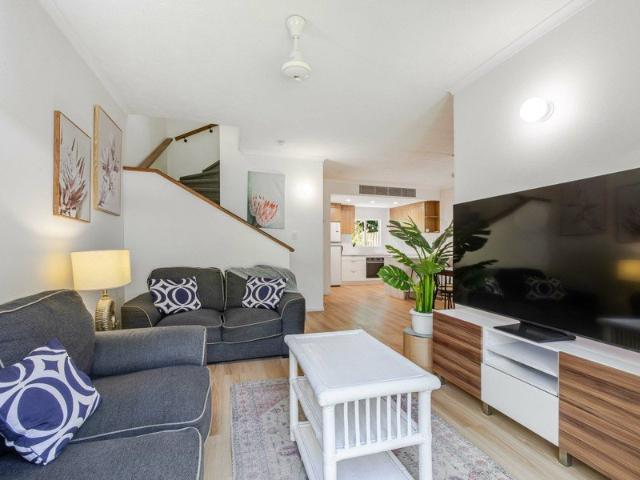RENOVATED RESIDENTIAL TOWNHOUSE â MUST SEE