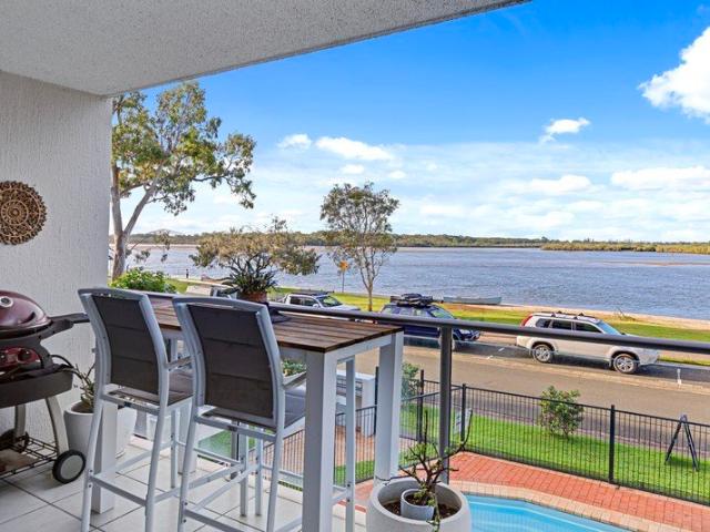 Renovated Riverfront Living In A Premium Picnic Point Position
