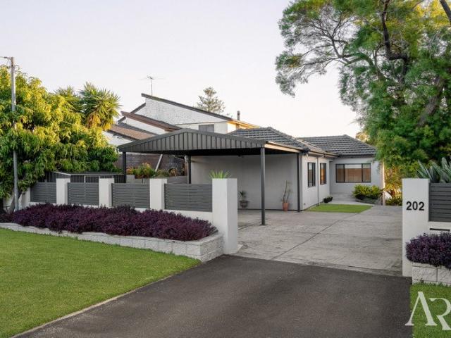 Renovated waterfront family home on 916sqm