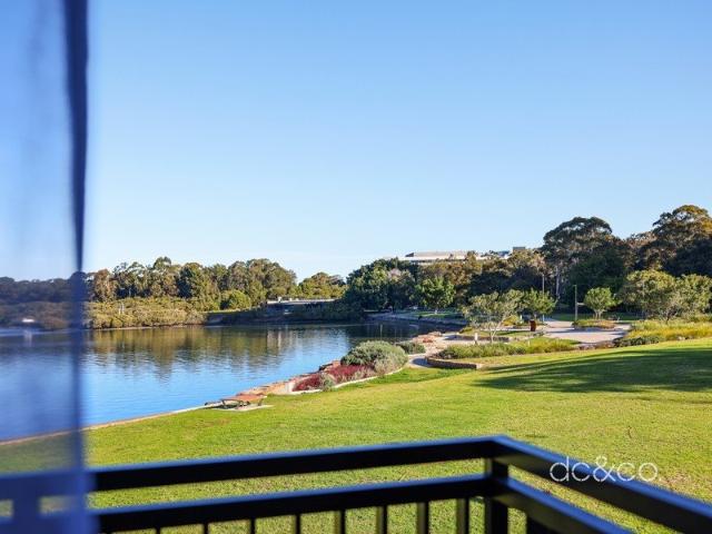 Renovated waterside townhouse