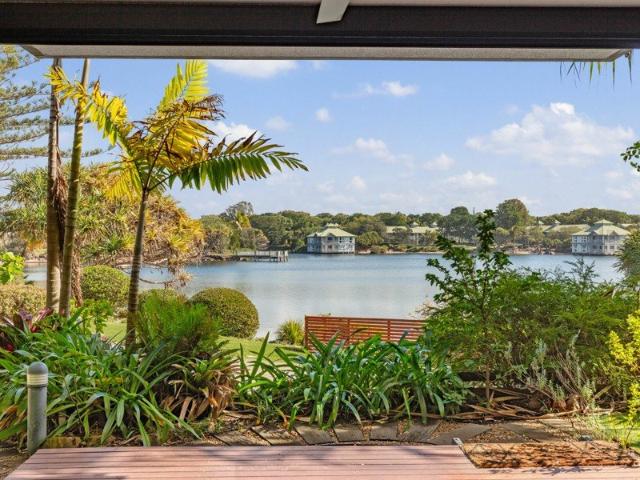 Renovated Waterside Villa Opposite the Beach