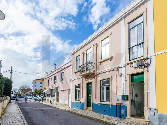 Renovated with Style: 4 Bedroom Apartment just 10 minutes from Carcavelos Beach