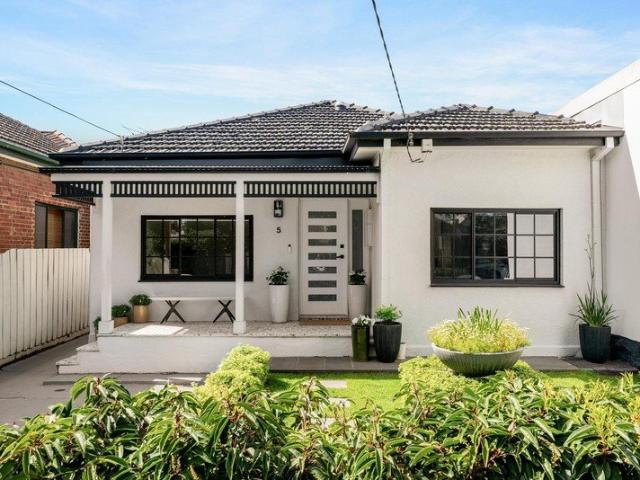Renovated with style on 433sqm with north facing backyard