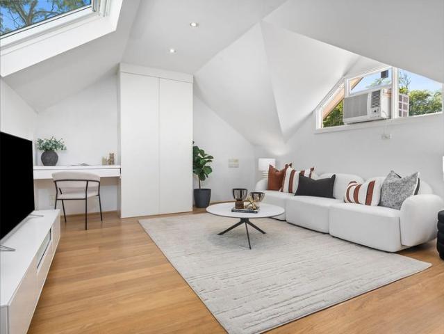 Renovated Townhouse – Close to Everything