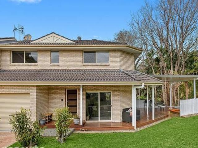 Renovated townhouse in leafy boutique complex