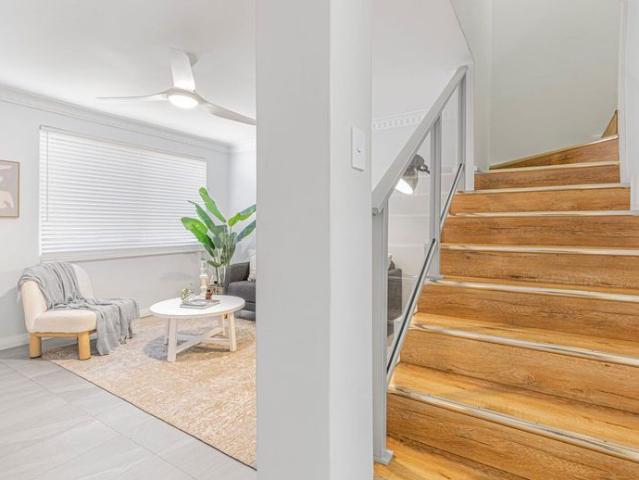 RENOVATED TOWNHOUSE IN THE HEART OF COMO