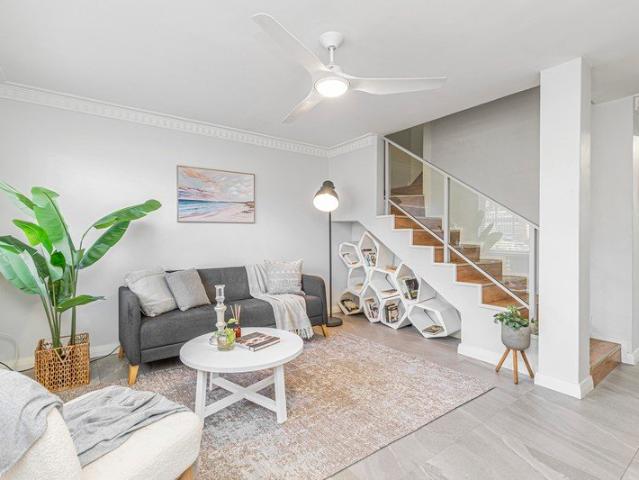 RENOVATED TOWNHOUSE IN THE HEART OF COMO