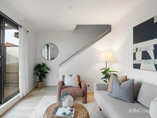 Renovated Townhouse Style Apartment with Alfresco Living