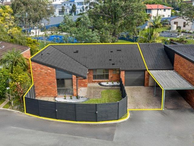 RENOVATED TOWNHOUSE WITH DUAL ENCLOSED COURTYARDS