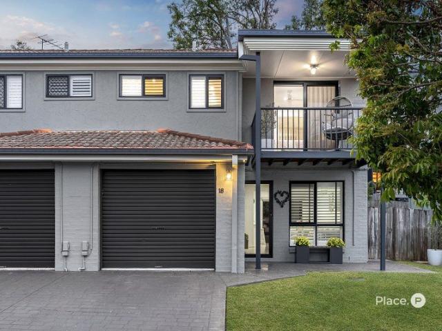 RENOVATED TOWNHOUSE WITH PRIVACY, SPACE AND POSITION
