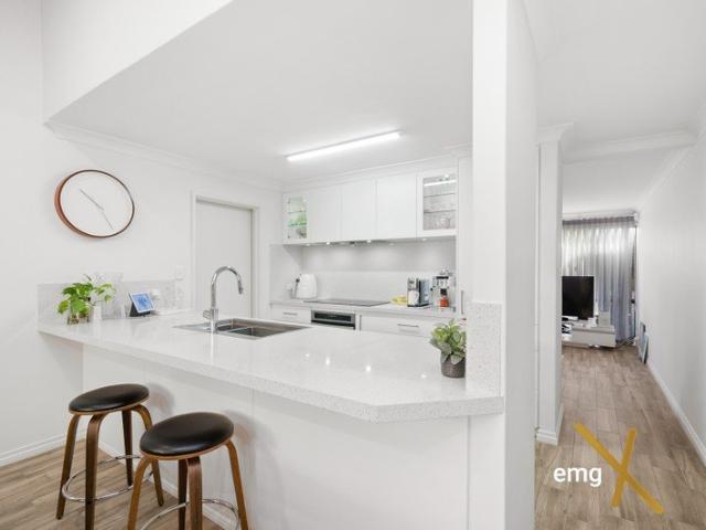 RENOVATED TOWNHOUSE EASY LOCK & LEAVE