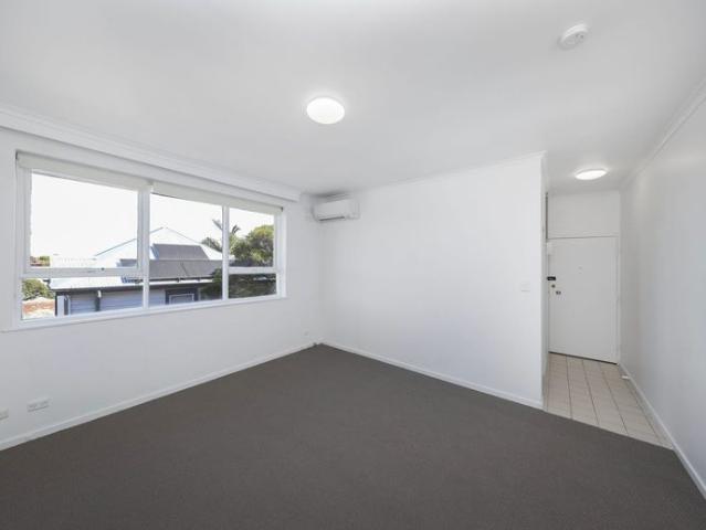 RENOVATED TOP FLOOR OASIS – WALK TO THE STATION!