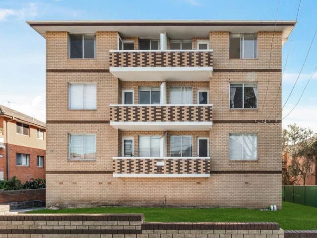 Renovated top floor apartment with district views