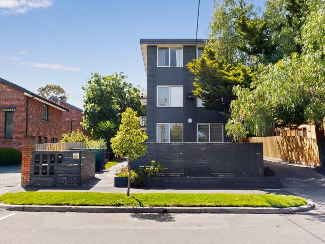 Renovated Top Floor Apartment with Premium Hawthorn Lifestyle Location