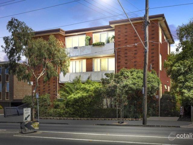 Renovated Top Floor Apartment in Prime St Kilda East/Balaclava Location