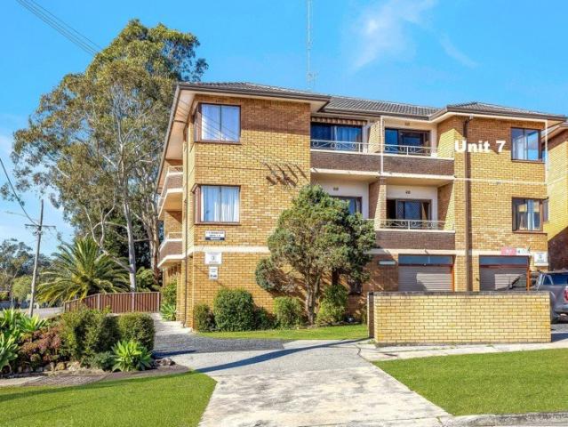 Renovated Top Floor Unit in Ultra Convenient Location