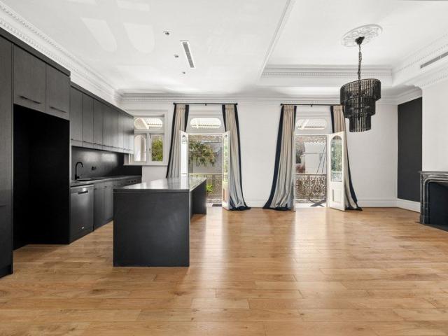 Renovated terrace / central locale / desirable street