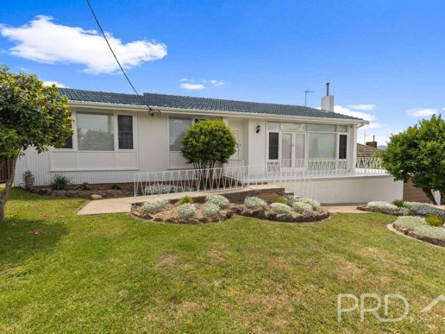Renovated Three Bedroom, Plus Study!