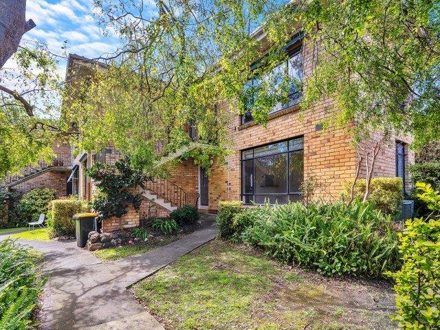 Renovated two bedroom apartment with garage leafy Hawthorn East lifestyle