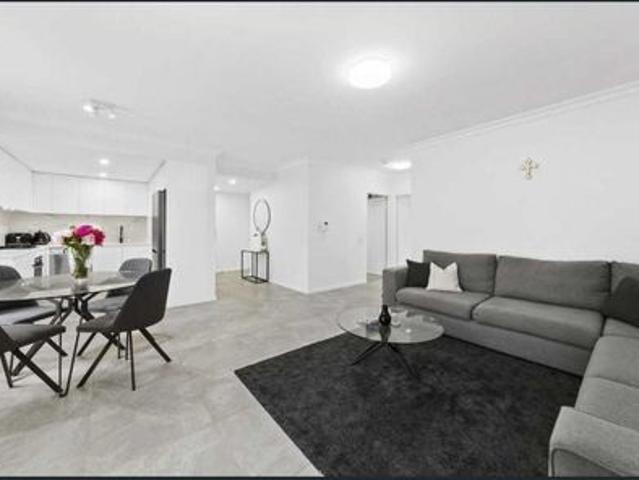 Renovated Two Bedroom Apartment with Gas Cooking, Air Conditioning and Lock Up Garage!