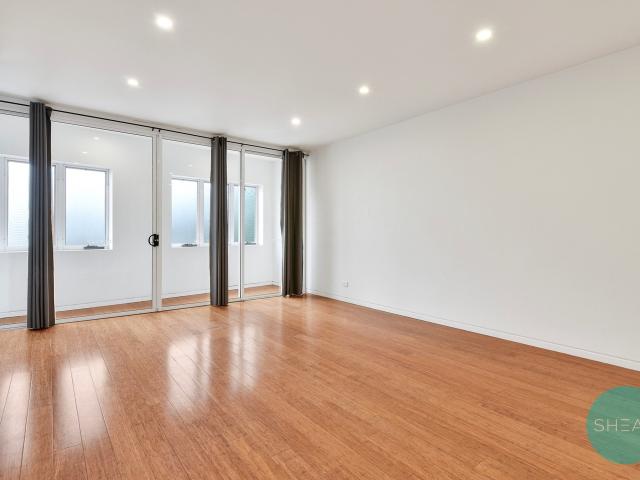 RENOVATED TWO BEDROOM APARTMENT | 140M TO ROSEVILLE STATION