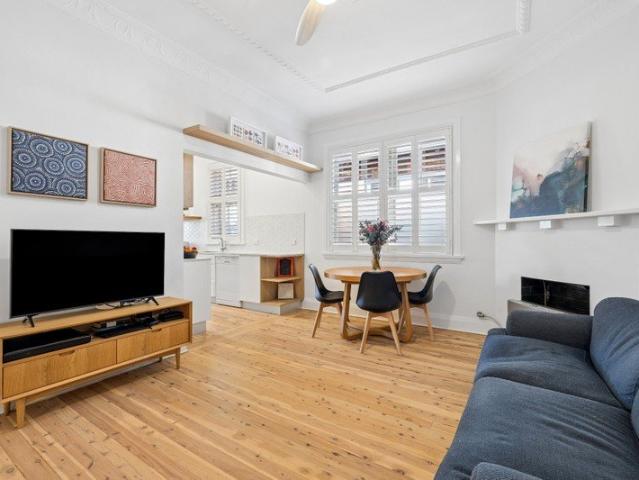 Renovated two bedroom art deco apartment in a boutique Waverley setting