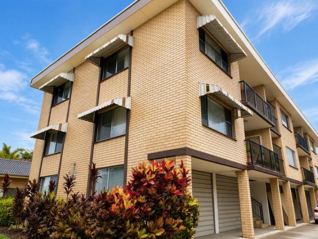RENOVATED TWO BEDROOM UNIT WITH AIR CON IN GREAT LOCATION!