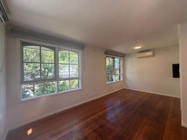 Renovated Two Bedroom Unit in Prime Glen Waverley Location