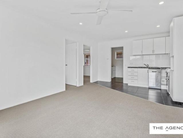 Renovated unit walking distance to beaches!