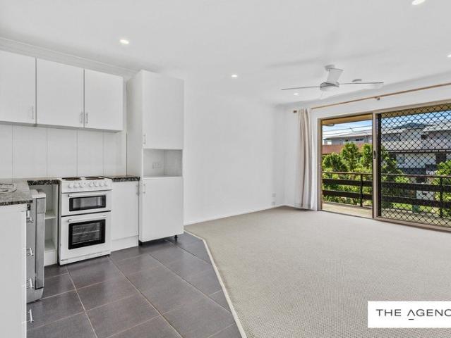 Renovated unit walking distance to beaches!