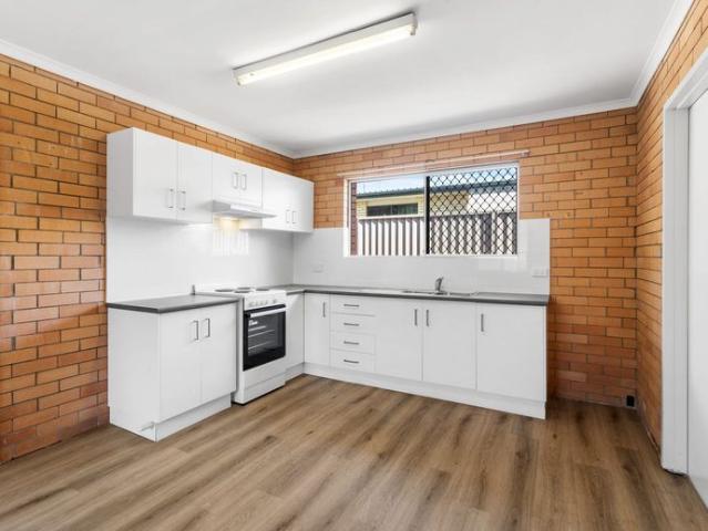 RENOVATED UNIT WITH AIR CON & SHORT WALK TO REDCLIFFE BEACHES