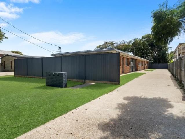 RENOVATED UNIT WITH AIR CON & SHORT WALK TO REDCLIFFE BEACHES
