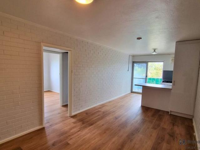Renovated unit in excellent location! HOME OPEN SATURDAY 03 OCTOBER AT 12.00PM SHARP!
