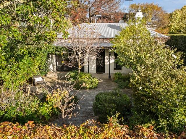 Renovated Victorian in a Prestigious Lifestyle Pocket